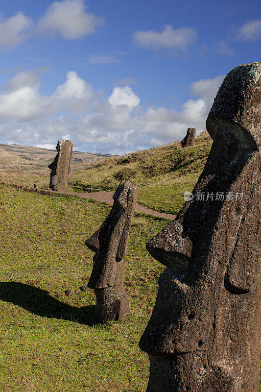 Rano Raraku 上的摩艾石像